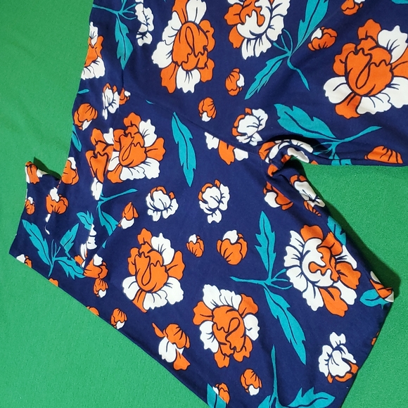 LuLaRoe tall and curvy blue floral leggings - Picture 4 of 7